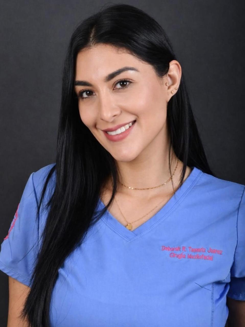 Dra. Deborah Tamariz con uniforme azul